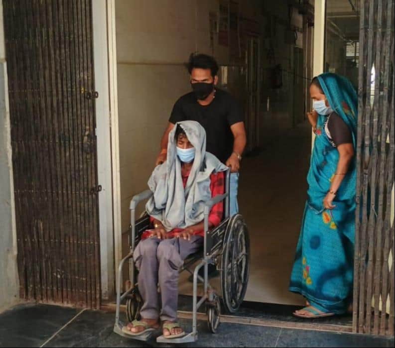 शहर के गोराबाजार स्थित मेडिकल कॉलेज अस्पताल में व्हील चेयर से मरीज को ले जाते परिजनन। संवाद