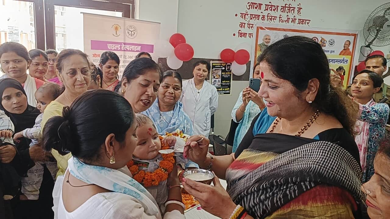 शहर के मिश्रबाजार स्थित मेडिकल कॉलेज के महिला अस्पताल में बच्चे का अन्नप्राशन करतीं राज्य महिला