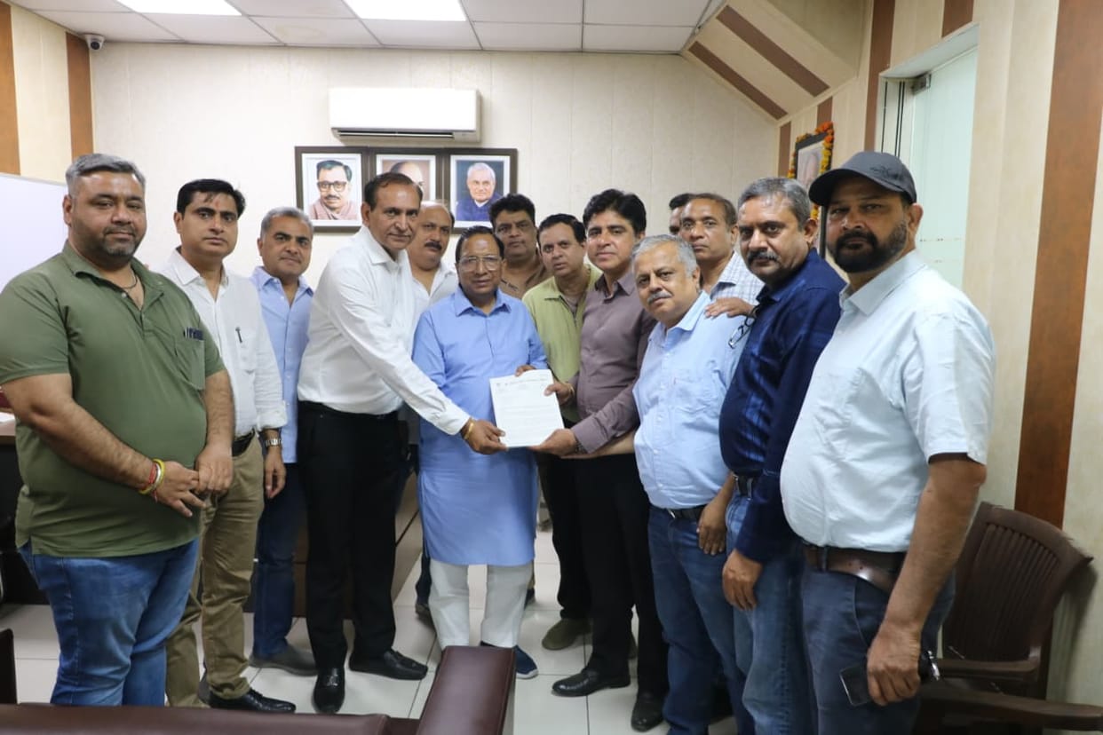 Entrepreneurs protested against the CPCB's direct closure notices and submitted a memorandum to the MLA.