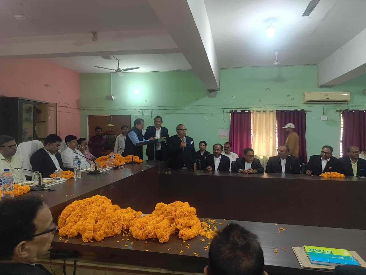 शपथ ग्रहण करते बार एसोसिएशन के पदाधिकारी। संवाद