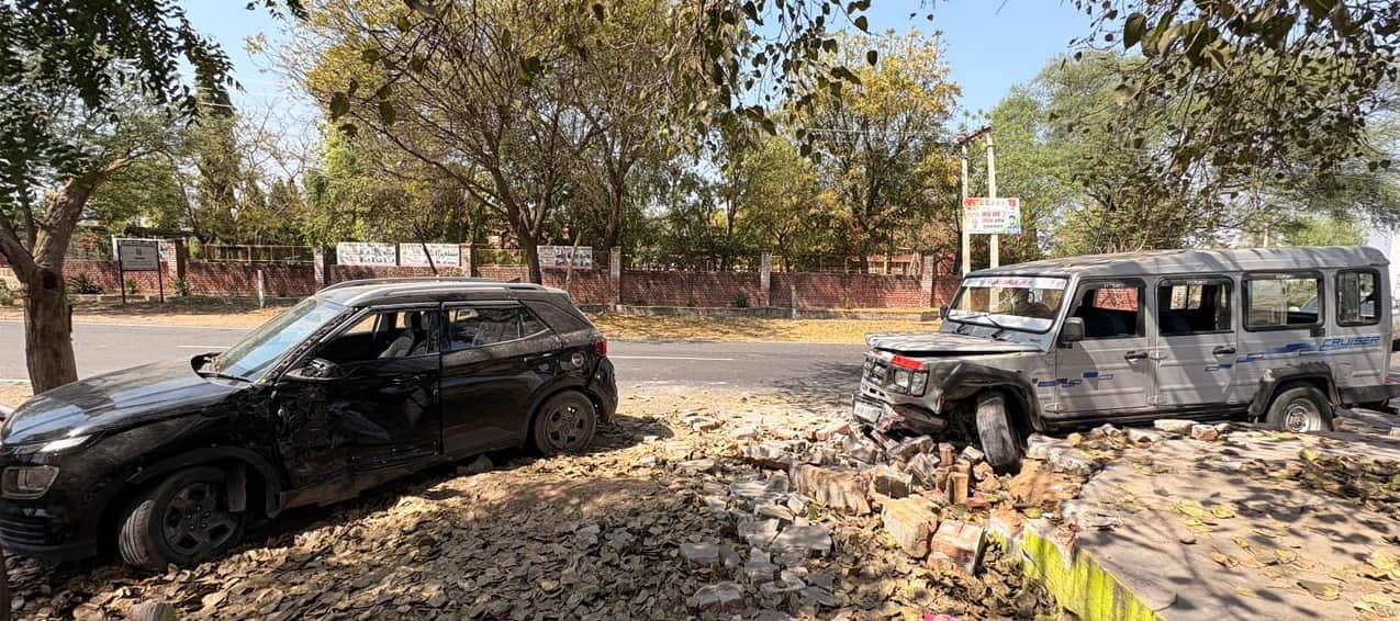 तोशाम बहल मार्ग पर गांव बुशान के समीप हादसे में क्षतिग्रस्त वाहन। 