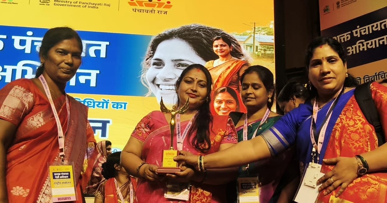 Two women leaders received the Empowered Panchayat Leader Award