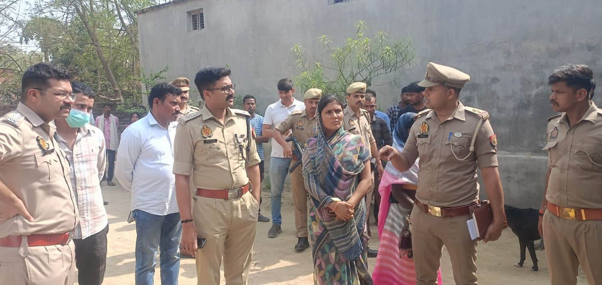 थानाध्यक्ष से घटना की जानकारी लेते एसपी अभिजीत आर शंकर। 