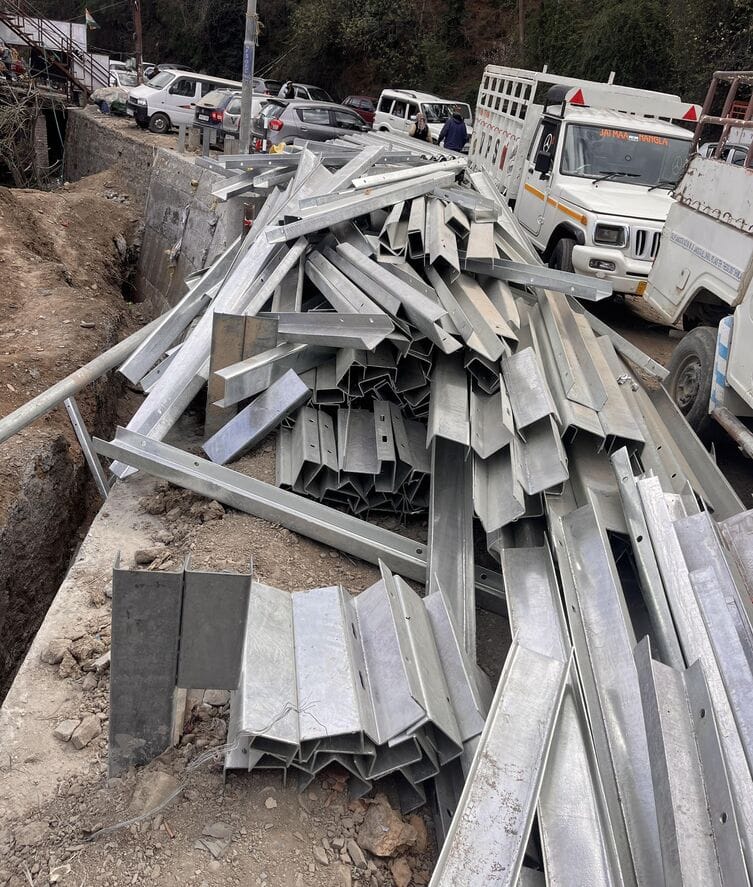 Efforts are underway to install crash barriers on the Rahighat-Prem Ghat road in TheogEfforts are underway to install crash barriers on the Rahighat-Prem Ghat road in Theog