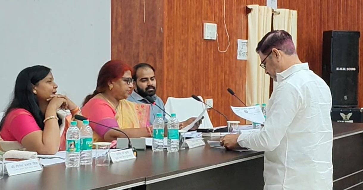 बैठक के बीच वार्ड पार्षद ने दिया त्यागपत्र