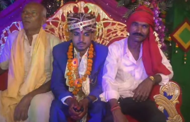 वरमाला के मंच पर बैठा दूल्हा