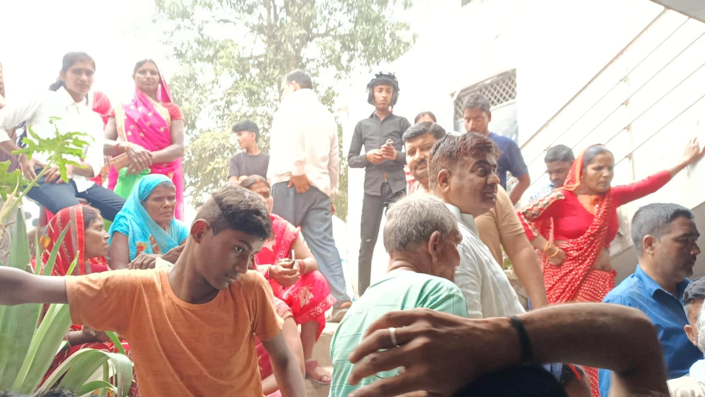  विशेश्वरगंज में गैस सिलिंडर लेने के लिए लगी लाइन।