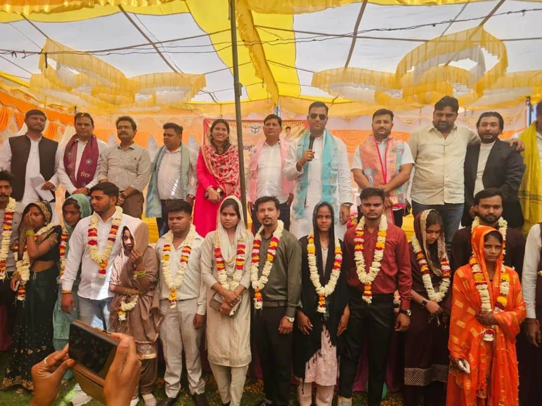 विवाह सम्मेलन में शामिल नव-विवाहित और अतिथि। 