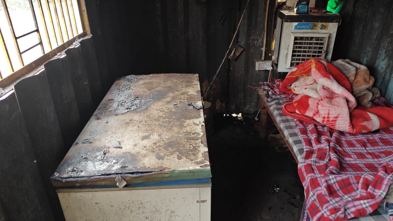 12jjrp05- खोखे में पड़ा सामान जला हुआ। स्रोत-ठेकेदार