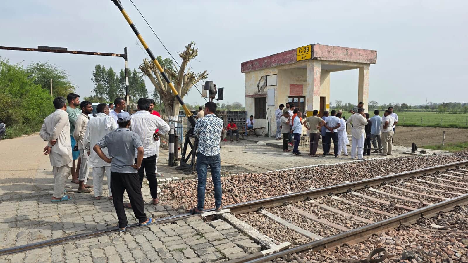 12jjrp10- झज्जर। मौके पर मौजूद परिजन व अन्य। संवाद