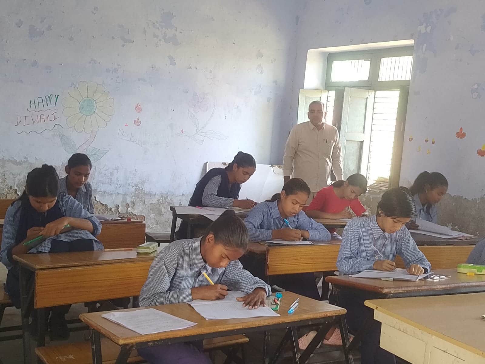 12jjrp12- जहाजगढ़ के सरकारी स्कूल में परीक्षा देती छात्राएं। स्रोत-शिक्षा विभाग