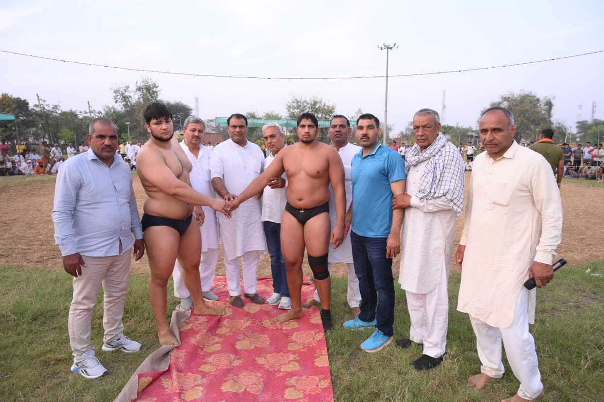 The first wrestling match in Khanpur Khurd ended in a draw between Ashish and Harsh.