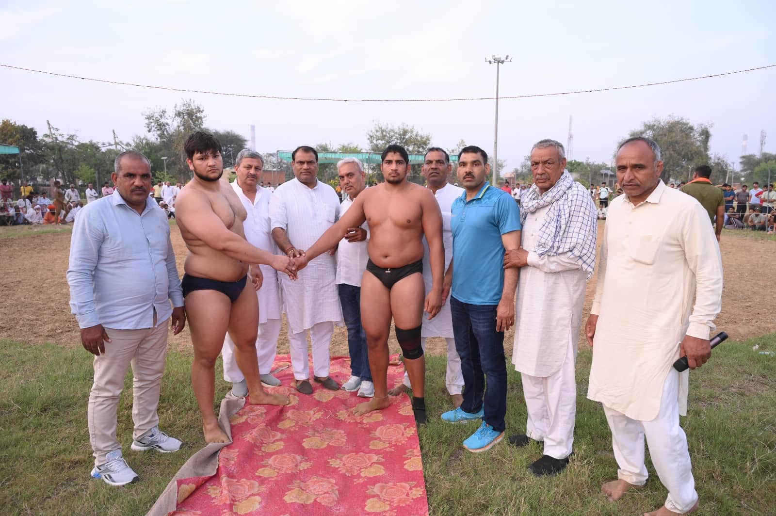 12jjrp13- खानपुर खुर्द गांव में आयोजित दंगल से पहले पहलवानों के हाथ मिलवाते आयोजक। स्रोत-आयोजक