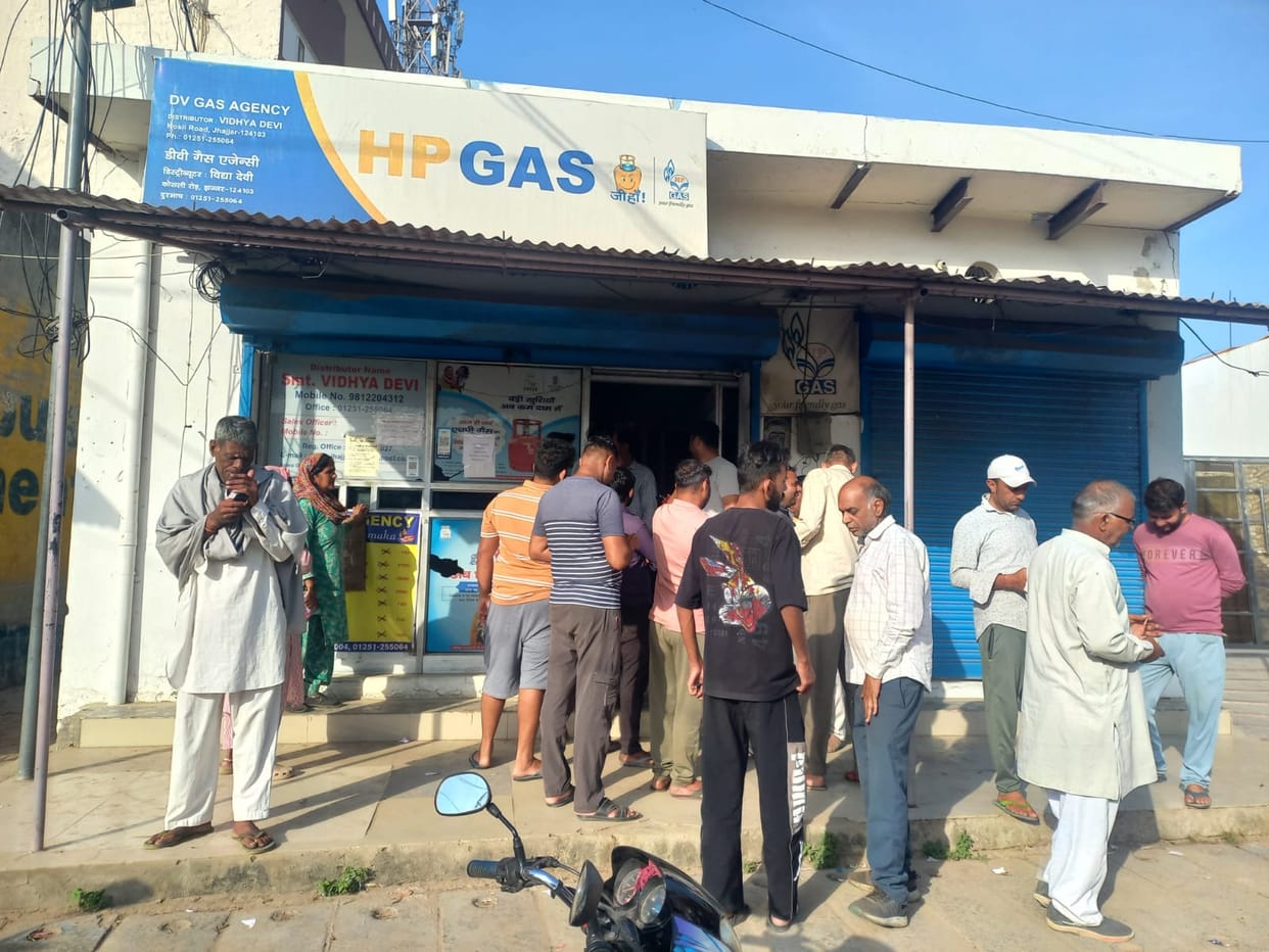 Consumers stood in line since morning, but returned empty-handed after not getting gas.