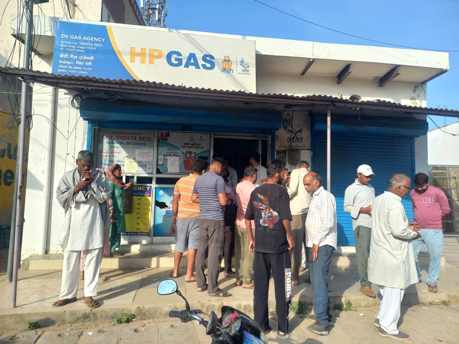 12jjrp15- कोसली रोड स्थित गैस एजेंसी खुलने के बाद सप्लाई न आने की बात कहने पर वापस लौटते लोग। 