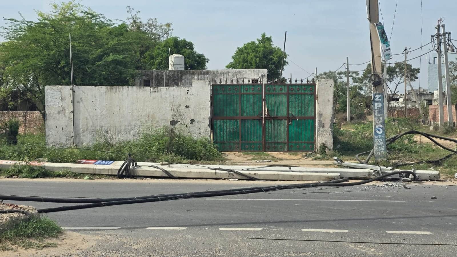 12jjrp21- सूरजमल चौक पर टूटे पडे़ खंभे व केबल। संवाद