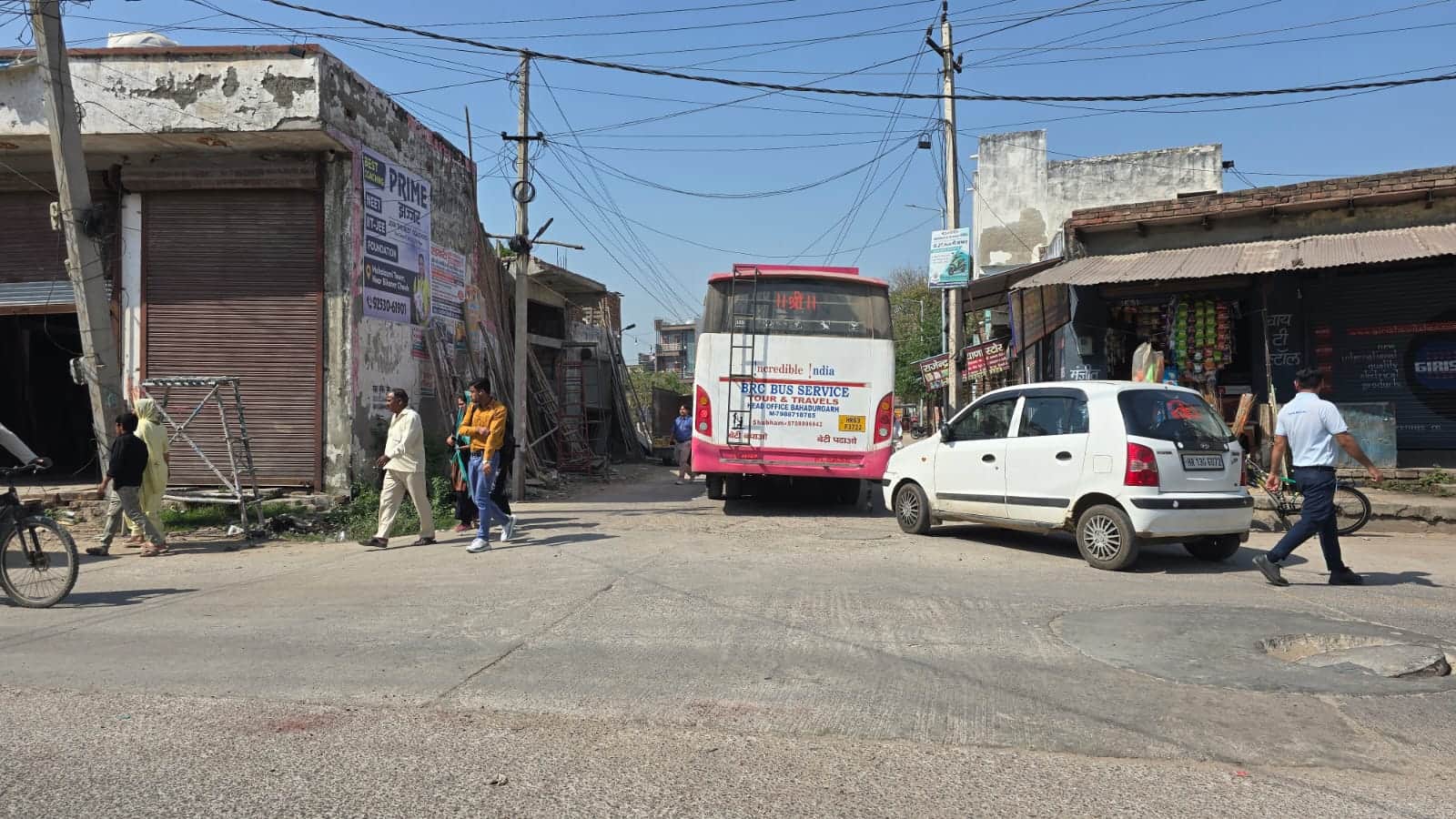 12jjrp23- गाजिकमाल कालोनी की गली में से बस को लेकर जाता चालक। संवाद