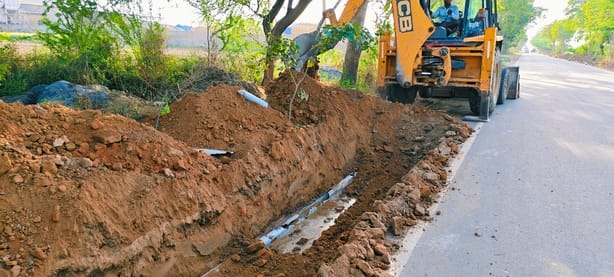 A water pipeline broke during road construction, deepening the drinking water crisis in Prajapati Colony