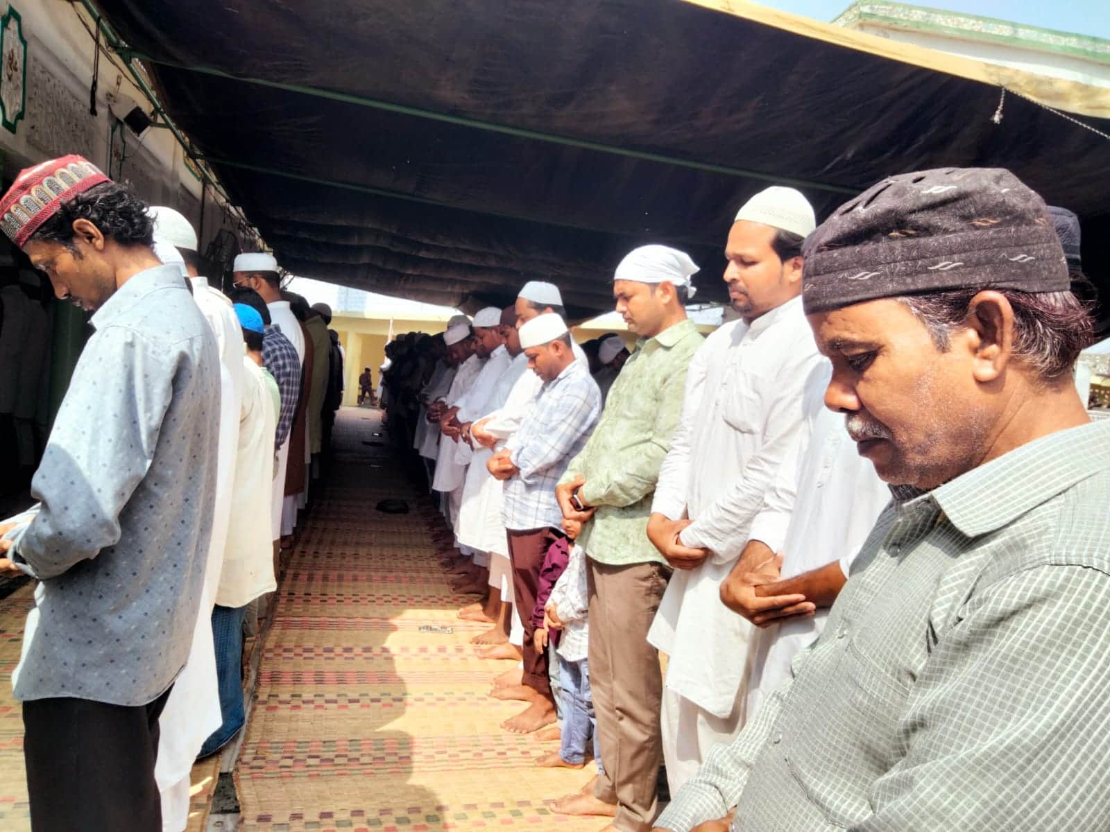 भिनगा स्थित एक मस्जिद में नमाज पढ़ते लोग।