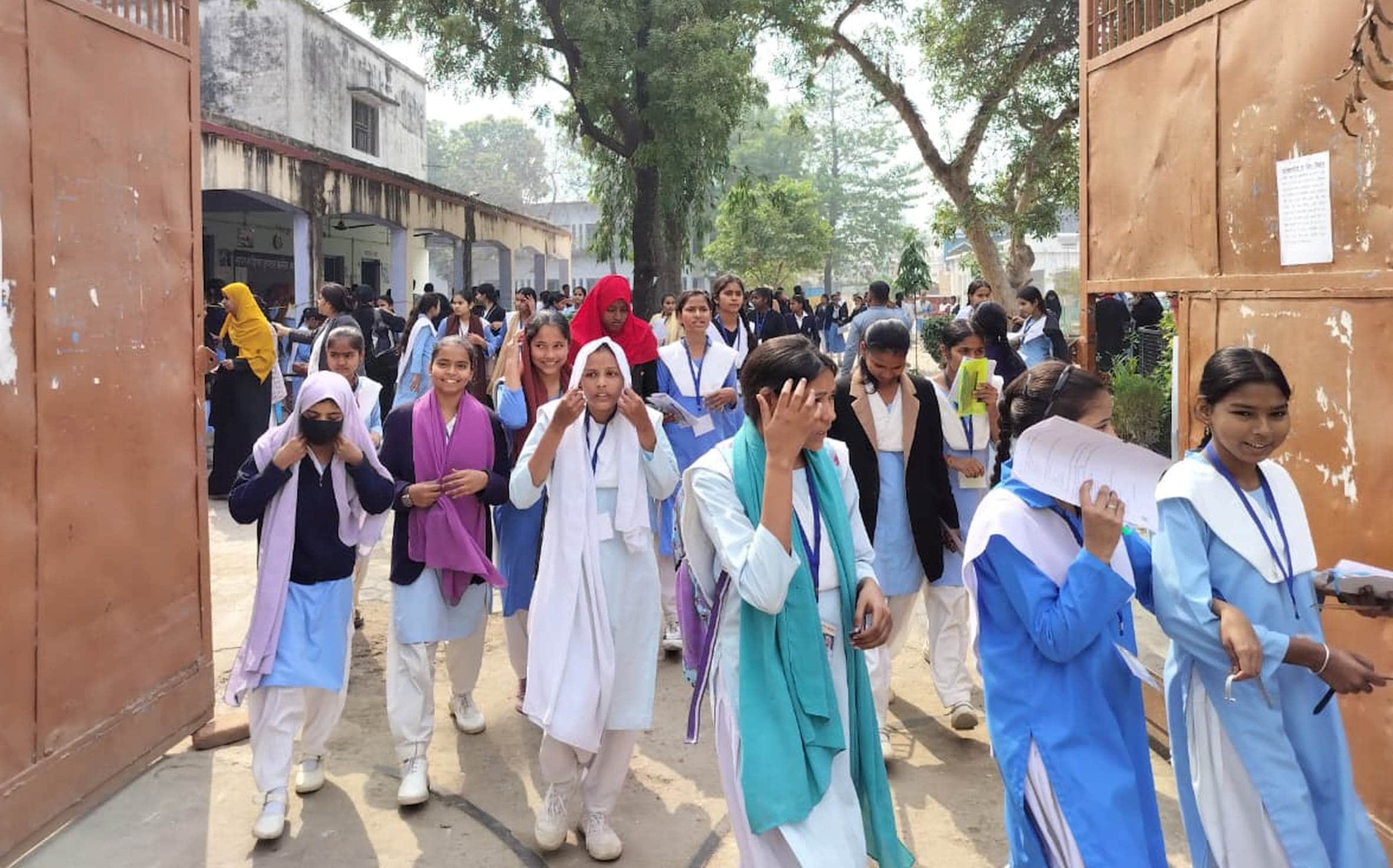 बहराइच के तारा गर्ल्स इंटर कॉलेज से बोर्ड परीक्षा देकर बाहर निकलतीं छात्राएं।