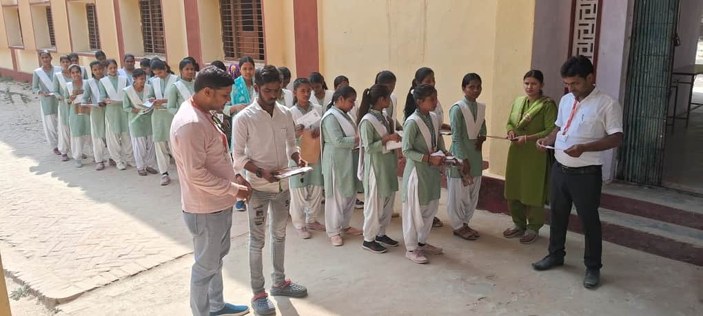 बहरियाबाद के सुभाष विद्या मंदिर इंटर कालेज में परीक्षार्थियों के प्रवेश पत्र की जांच करते शिक्ष