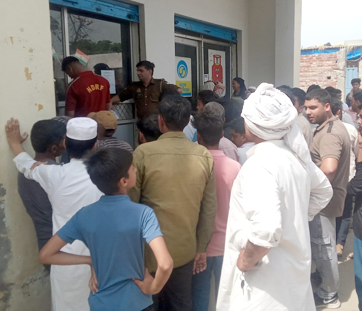 Uproar at gas agency in Banat, accused of delaying cylinder delivery