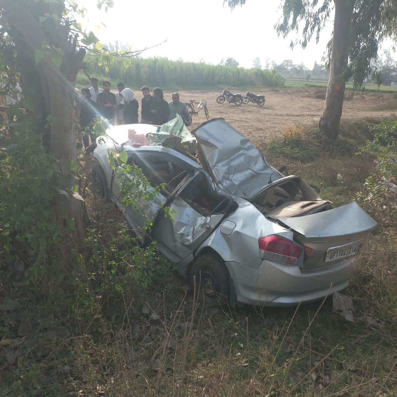 बिरालसी-ज्ञानामाजरा के बीच क्षतिग्रस्त कार: ग्रामीण