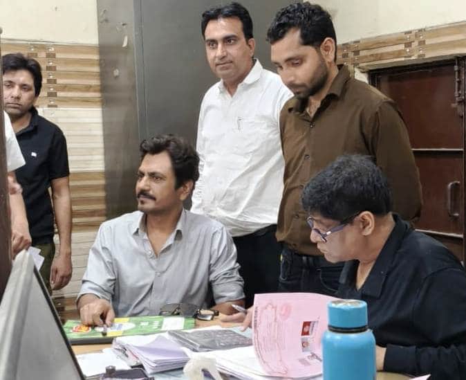 बुढ़ाना। उप निबंधक कार्यालय में कागजात पर हस्ताक्षर करते वॉलीवुड अभिनेता नवाजुद्दीन सिद्दीकी। 