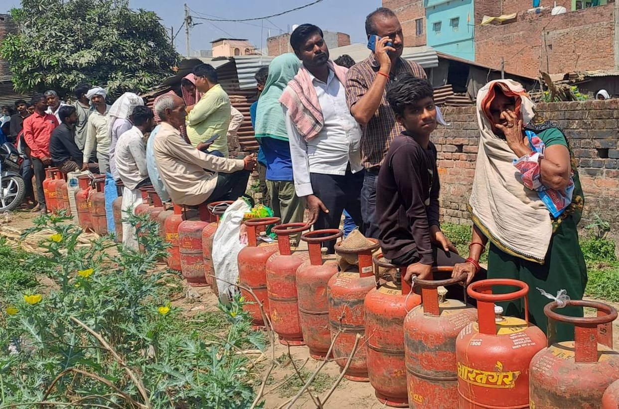 silindar ka sankat : 60 meetar tak lambee lain, restonret mein taiyaar ho rahee koyale kee bhatthee