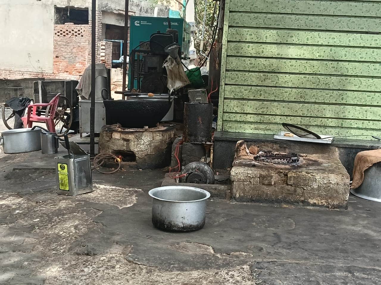 चरखी दादरी में सरस्वती पार्क के पास हलवाई की ओर बनाई गई डीजल भट्ठी। संवाद