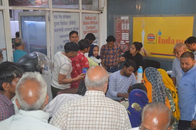 डैंपियर नगर स्थित गैस एंजेंसी मेंग्राहकों की भीड़।