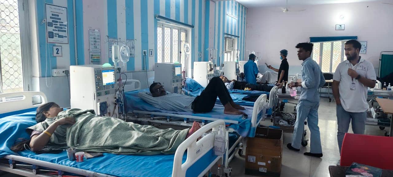 डायलिसिस यूनिट में मरीजों का उपचार करता स्टाफ। संवाद