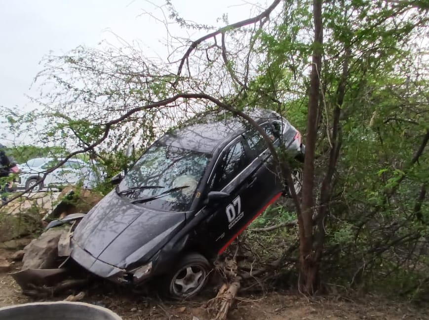Uncontrolled car hits tree and narrowly escapes falling into ditch