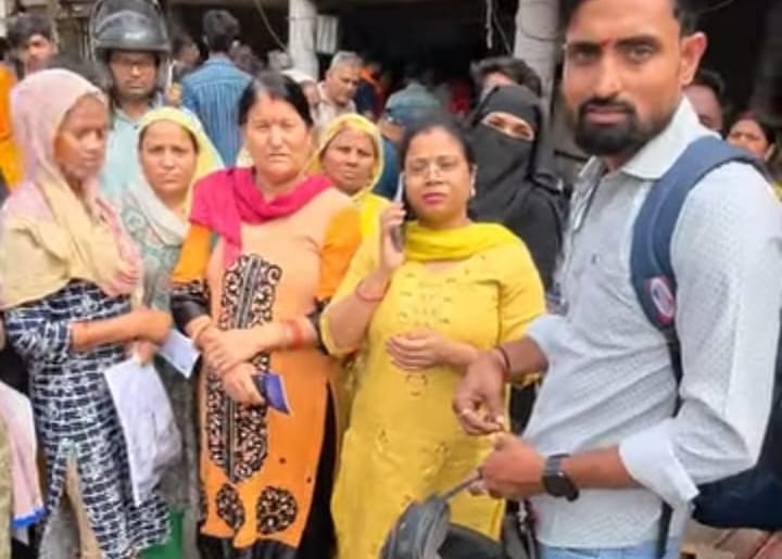 Long queues at gas agencies for cylinders
