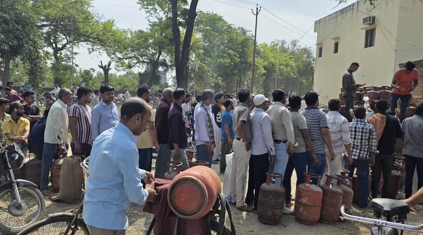 फोटो-10 कंपिल रोड स्थित एचपी गैस के वितरण केंद्र पर गैस के लिए लाइन में लगे उपभोक्ता। संवाद