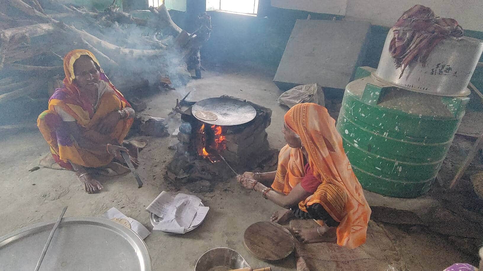 फोटो-27 पट्टी दारापुर में चूल्हे पर एमडीएम बनाती रसोइया। संवाद