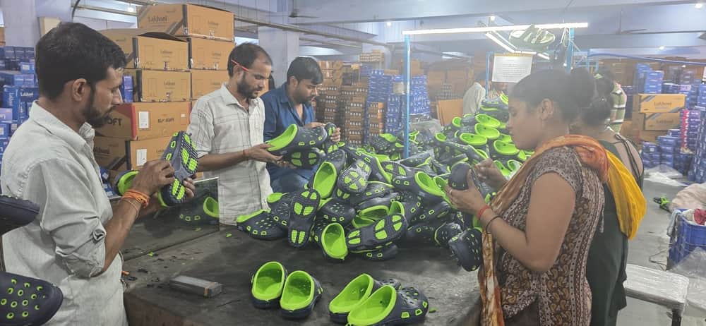 फोटो-54: बहादुरगढ़ की एक फैक्टरी में फुटवियर बनाते श्रमिक। फाइल फोटो