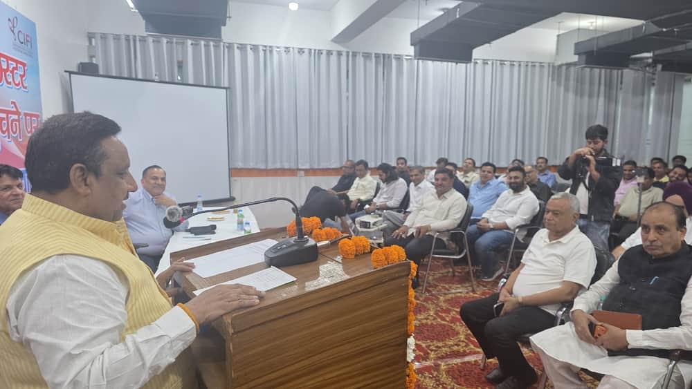 फोटो-55: बहादुरगढ़ के फुटवियर कलस्टर में आयोजित बैठक में उद्यमियों को संबोधित करते सीएआईटी के मह