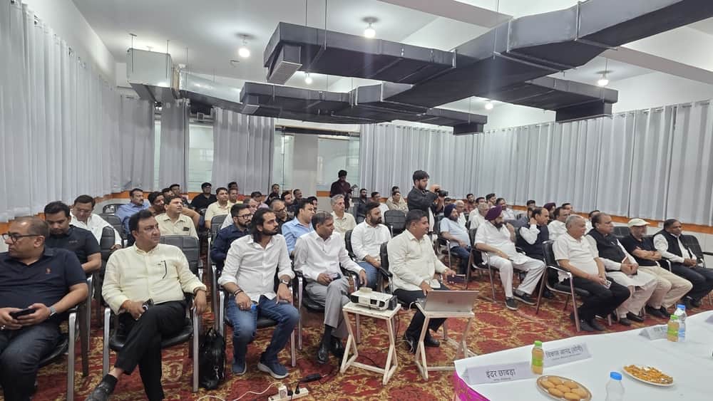 फोटो-56: बहादुरगढ़ के फुटवियर कलस्टर में हुई बैठक में मौजूद उद्यमी। संवाद