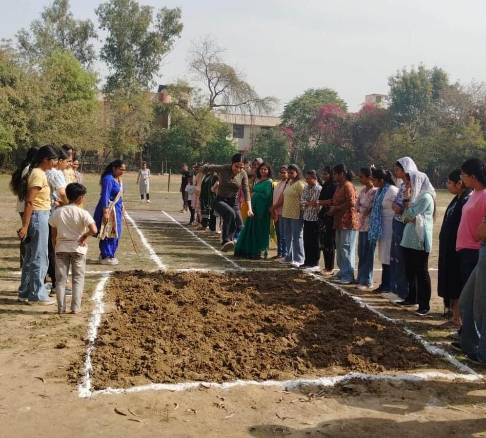 फोटो 94: लंबी कूद में जौहर दिखाती खिलाड़ी। स्रोत कॉलेज