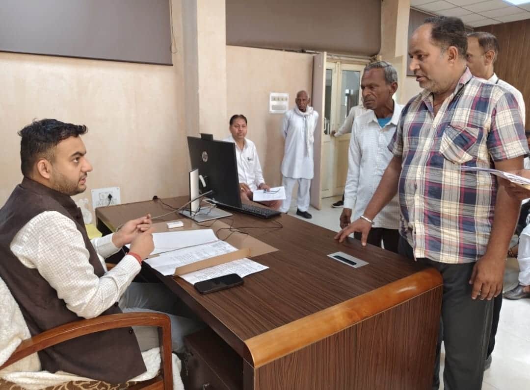 फोटो 99:  बहादुरगढ़ स्थित लघु सचिवालय में वीरवार को आयोजित समाधान शिविर में जनसमस्याएं सुनते हु