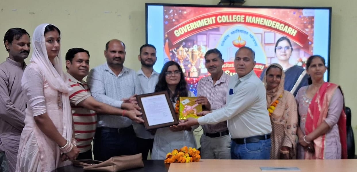 Sunita, who secured 958th rank in UPSC, was honored.