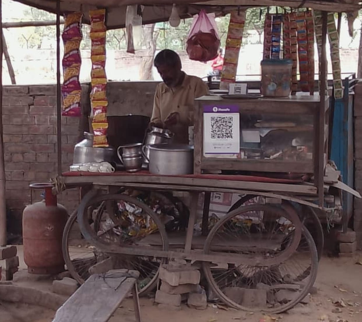 The shutdown of commercial supplies has led to increased use of domestic cylinders at dhabas and street vendors.