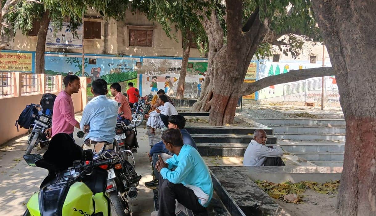 फोटो02कासगंज में दोपहर के समय पेड़ की छांव में बैठे लोग। संवाद