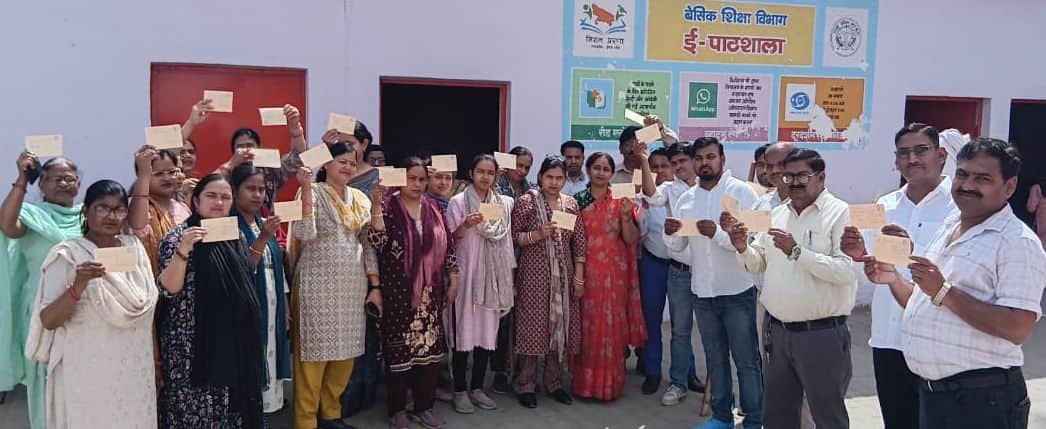 फोटो28सोरोंजी बीआरसी पर पोस्टकार्ड दिखाते शिक्षक व शिक्षिकाएं। स्रोत: शिक्षक