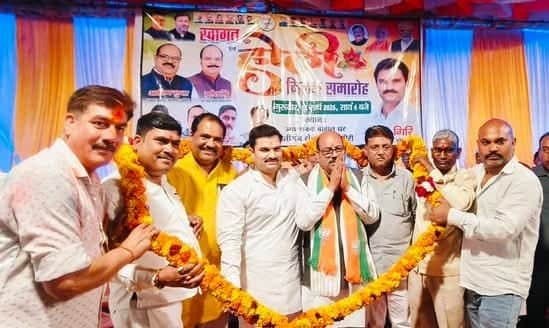 गोला के होली मिलन समारोह में भाजपा जिलाध्यक्ष का स्वागत करते कार्यकर्ता। स्रोत : सोशल मीडिया