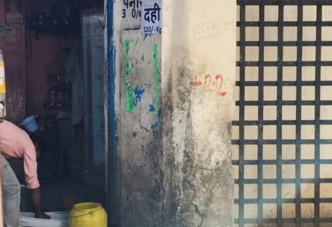 गोला रोड कृष्णा टॉकीज के आगे लगाए गए पक्के अतिक्रमण पर लाल निशान। संवाद