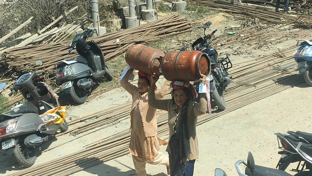 Due to the shortage of commercial cylinders, the concern of the owners of Dharamshala, hotels and restaurants in the Purnagiri fair area has increased.