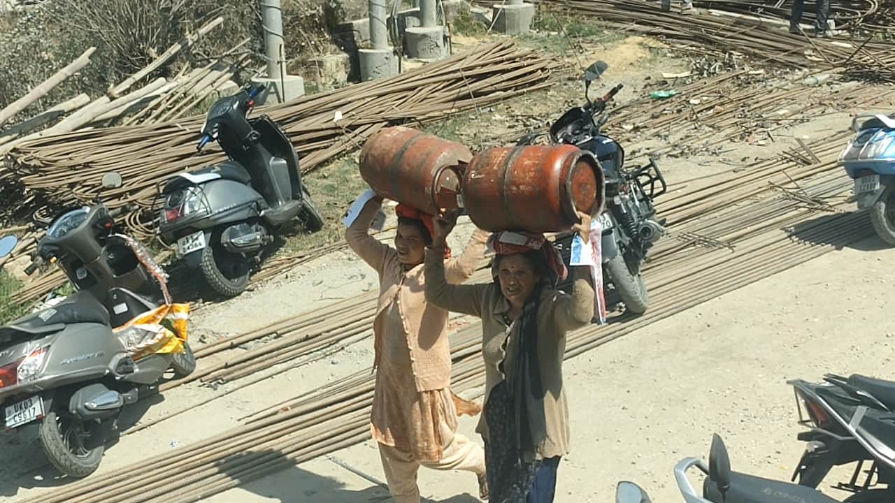 गैस एजेंसी कार्यालय में गैस खत्म होने के बाद सिर पर रखकर खाली सिलिंडर घर वापस लेकर जाती मायूस 