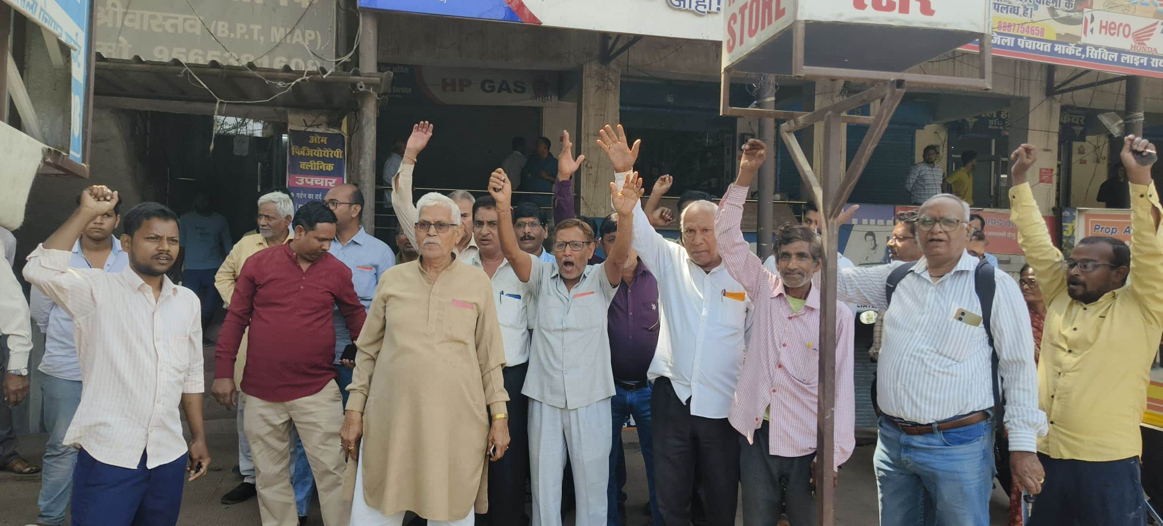  गैस न मिलने पर एजेंसी मालिक के खिलाफ प्रदर्शन करते उपभोक्ता।